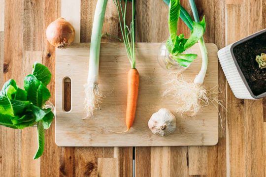 10 λαχανικά που καλλιεργούνται με κομμάτια που περισσεύουν από την κουζίνα