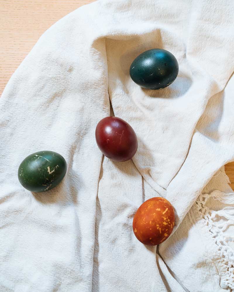 βαψιμο πασχαλινων αυγων με φυσικο τροπο