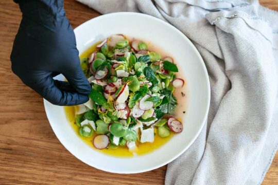 χλωρα κουκια σαλατα απο τον κηπο στην κουζινα