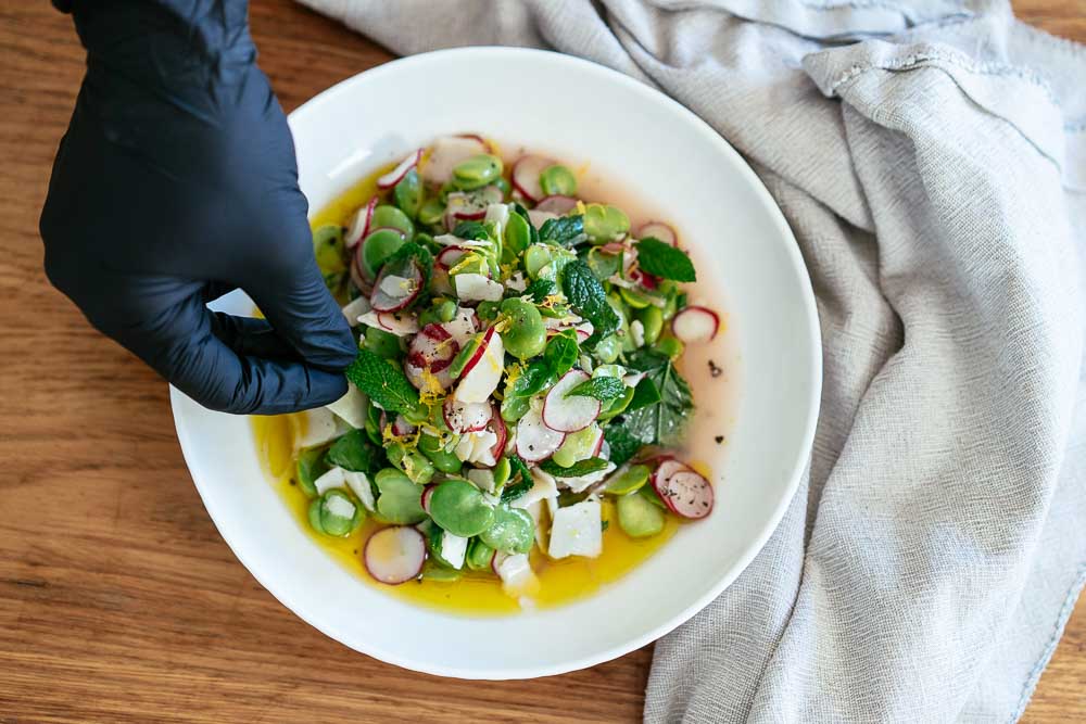 χλωρα κουκια σαλατα απο τον κηπο στην κουζινα